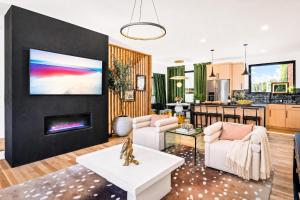 Neon balcony house - sleeps 12 near Broadway