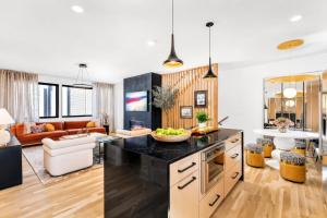 Neon balcony house - sleeps 12 near Broadway