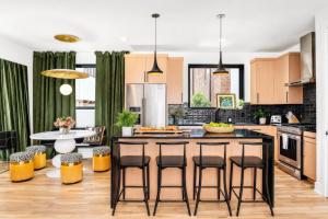 Neon balcony house - sleeps 12 near Broadway