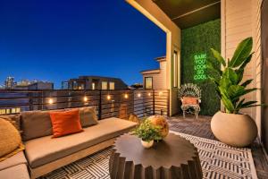 Neon balcony house - sleeps 12 near Broadway