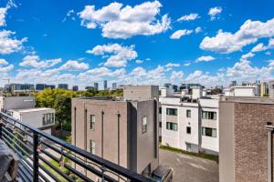 Neon balcony house - sleeps 12 near Broadway