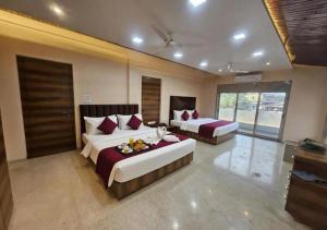 Majestic Grande 4BHK Luxury Villa With AC, Garden , BBQ , AIR HOCKEY , CARROM , TENNIS TABLE , Near Lonavala - 10 minutes From Imagica & Wet n Joy