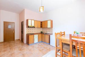 Radhima Res 7 - One Bedroom Apt w kitchen