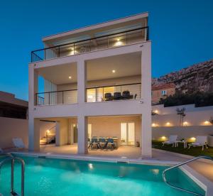 Modern Villa Maris - with heated pool & sea view