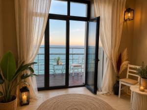 ENDLESS BLUE SUITEs 8