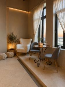 ENDLESS BLUE SUITEs 8