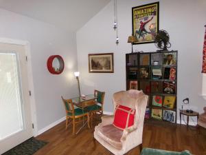 Retro Guesthouse with Boat and RV Parking