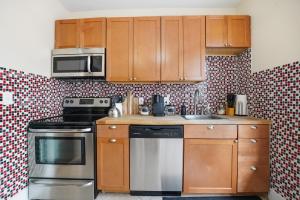Charming Springfield Unit w Skyline Patio & AC
