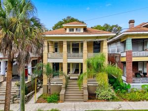 Charming Springfield Unit w Skyline Patio & AC