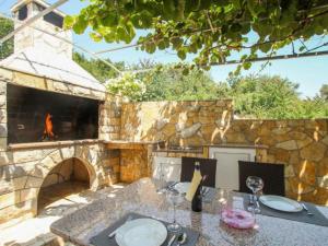 Two Bedroom Apartment with Terrace and Pool