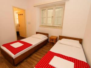 Apartments Trojanovi - Three Bedroom Apartment with Sea View and Balcony