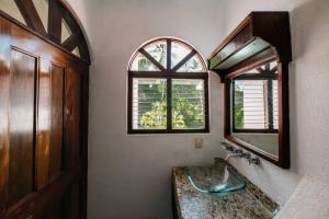 Casa Bravo - Garden Oasis Steps From La Ropa