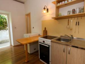 Apartments Trojanovi - Three Bedroom Apartment with Sea View and Balcony