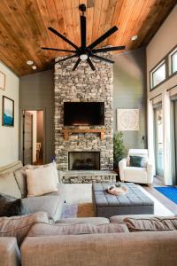 Creekside Cabin, 2 Masters, Bunkbed, Kid & Pet Friendly, Hottub, Zipline, Games, & Multiple Fireplaces