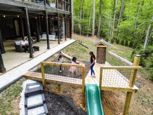Creekside Cabin, 2 Masters, Bunkbed, Kid & Pet Friendly, Hottub, Zipline, Games, & Multiple Fireplaces
