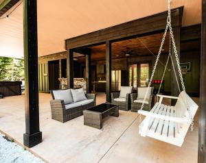 Creekside Cabin, 2 Masters, Bunkbed, Kid & Pet Friendly, Hottub, Zipline, Games, & Multiple Fireplaces
