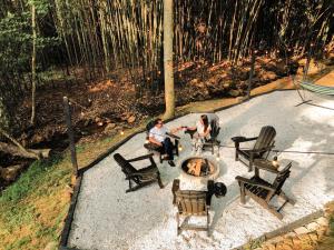 Creekside Cabin, 2 Masters, Bunkbed, Kid & Pet Friendly, Hottub, Zipline, Games, & Multiple Fireplaces