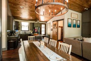 Creekside Cabin, 2 Masters, Bunkbed, Kid & Pet Friendly, Hottub, Zipline, Games, & Multiple Fireplaces
