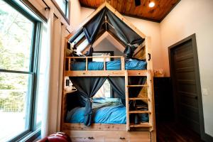 Creekside Cabin, 2 Masters, Bunkbed, Kid & Pet Friendly, Hottub, Zipline, Games, & Multiple Fireplaces