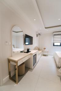 Nhật Tân Red River Hotel- Đông Anh