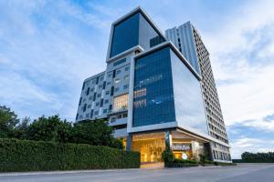 Golden Peak Hotel & Suites