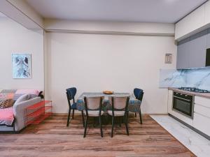 Forma Golden Apartment