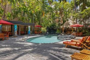 Boutique Walk to Beach & IMP Hot tub Kitchen