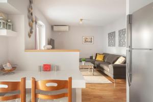 New Modern condo by the Acropolis
