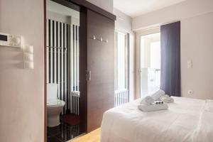 New Modern condo by the Acropolis