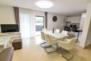 Charming 2 brd apt with Ocean Mountain Views