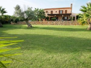 Holiday Home mit großem Pool- parkähnlichen Garten by Interhome