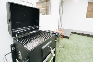 TV-Featured Cozy private House with Spacious Yard & BBQ