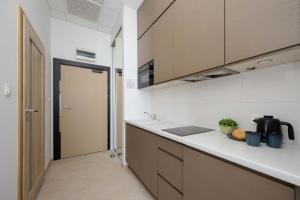 Cosy Studio with a Bath and Parking Space in Warsaw by Noclegi Renters