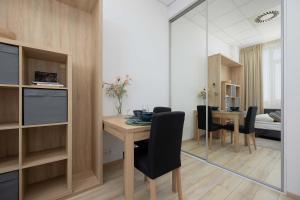 Cosy Studio with a Bath and Parking Space in Warsaw by Noclegi Renters