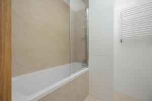 Cosy Studio with a Bath and Parking Space in Warsaw by Noclegi Renters