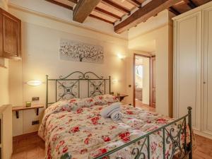 Apartment Wohnung Noble Sanguineto by Interhome