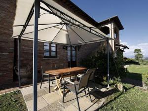 Apartment Wohnung Noble Sanguineto by Interhome