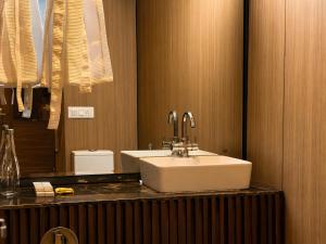 Hotel KMG Air Cooled,Zirakhpur Chandigarh ,Couple first choice ,verified hotel