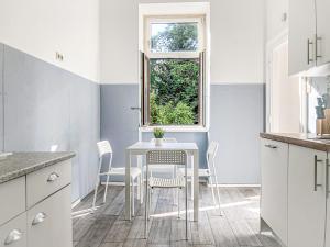 Amazing 2BR Apt, Near AKH-Perfect for Groups