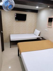 Hotel Royal Residency - Near Khar Station