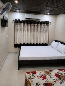 Hotel Royal Residency - Near Khar Station