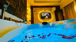 DesiSparsh Super Premium With Hot Water Jacuzzi!