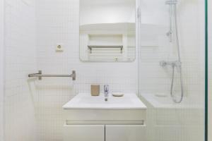 Santana 2BR, Steps from Downtown – Explore Lisbon on Foot