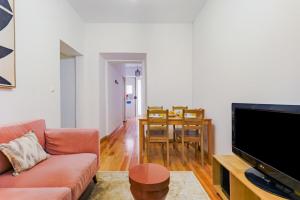 Santana 2BR, Steps from Downtown – Explore Lisbon on Foot