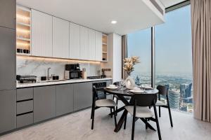 Peninsula Four 1BR with Canal Views