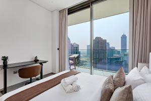 Peninsula Four 1BR with Canal Views