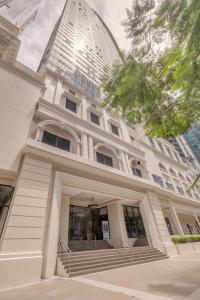 16th floor Uptown Parksuites Tower 1
