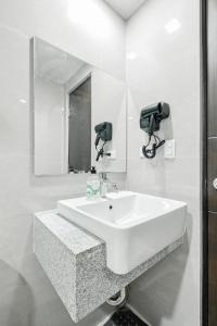 16th floor Uptown Parksuites Tower 1