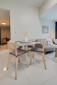 16th floor Uptown Parksuites Tower 1