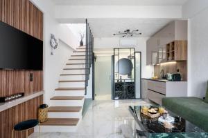 Luxury Charavgi Suites with Jacuzzi, 40m from Agia Pelagia Beach